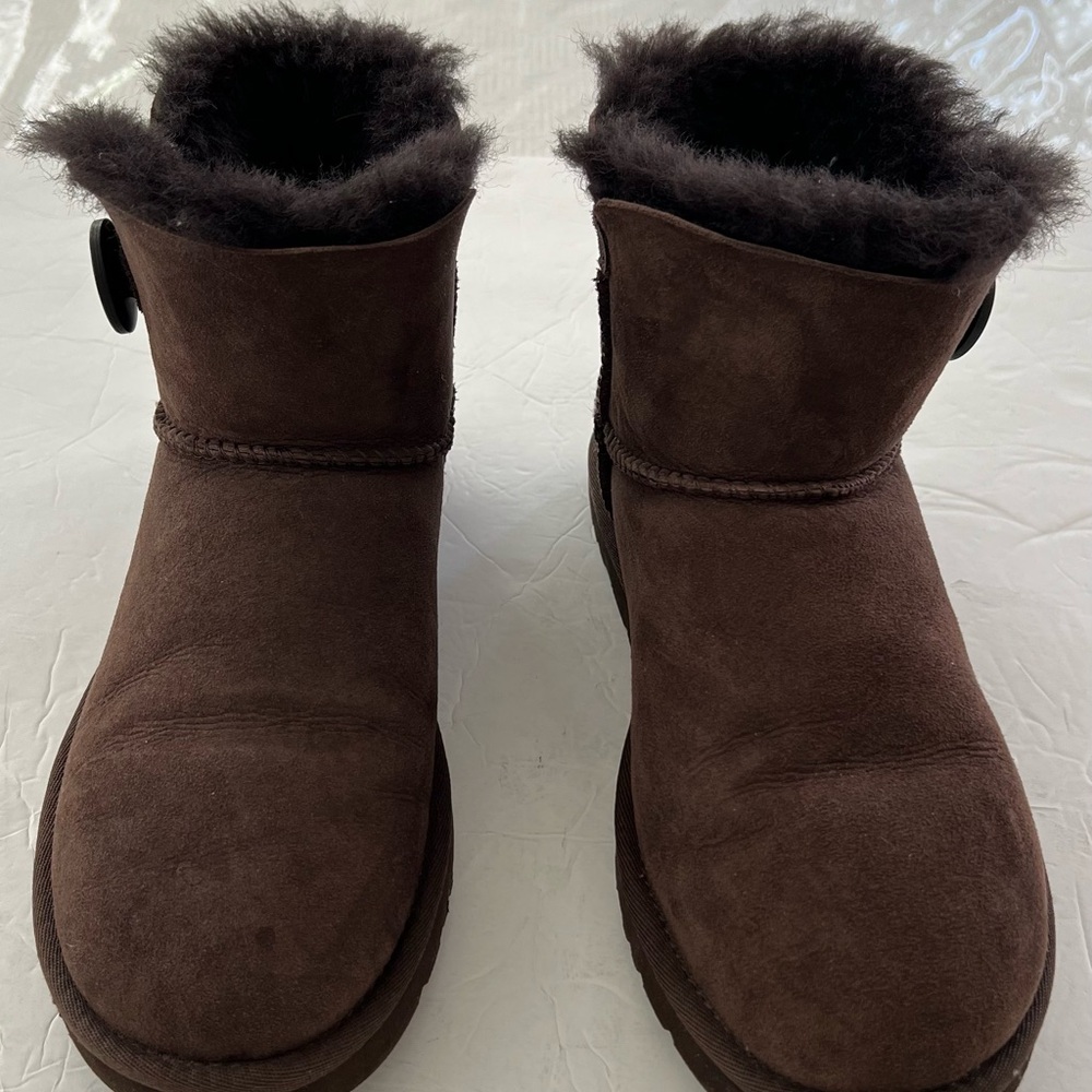 Women UGG brown Bailey Button boots - Size 6
